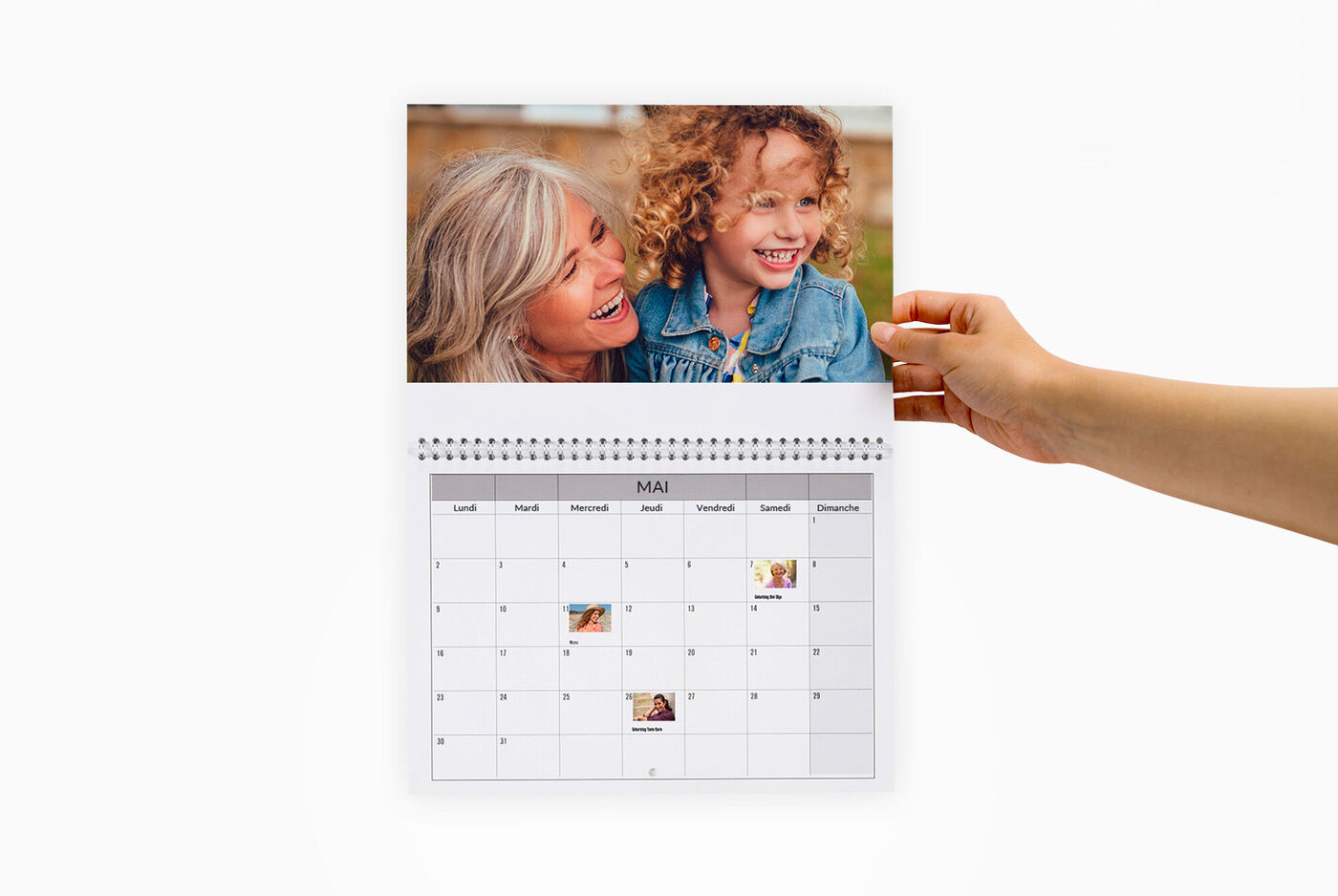 Feuille de calendrier avec des souvenirs affectueux et des photos colorées