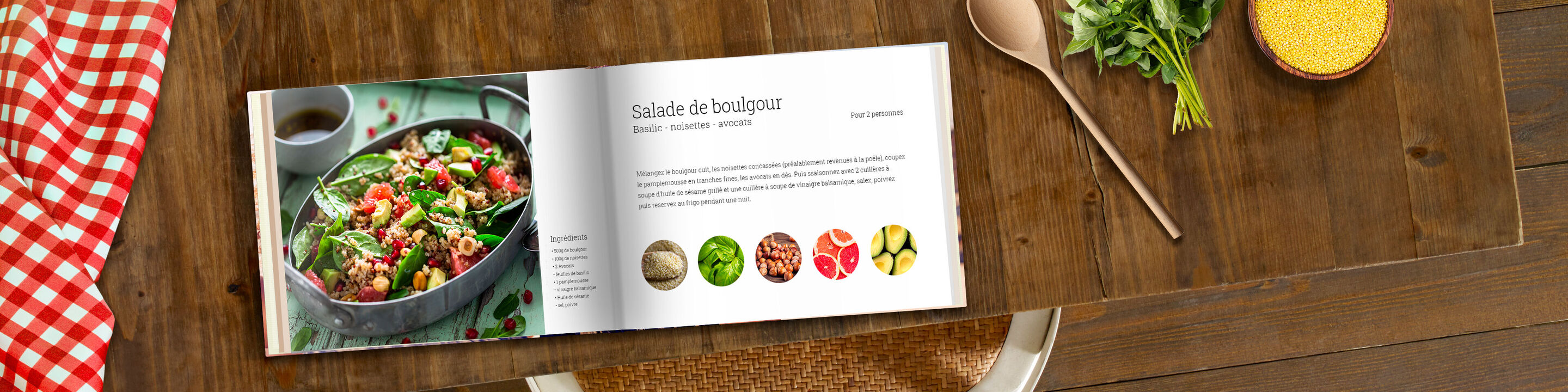 Une belle salade présentée dans un bol sur une table en bois. Des ingrédients frais et une cuillère de cuisine sont à côté. L'image transmet un sentiment de plaisir et de saine alimentation.