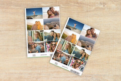 Deux albums photo CEWE avec des photos de vacances en format collage sur un fond en bois.