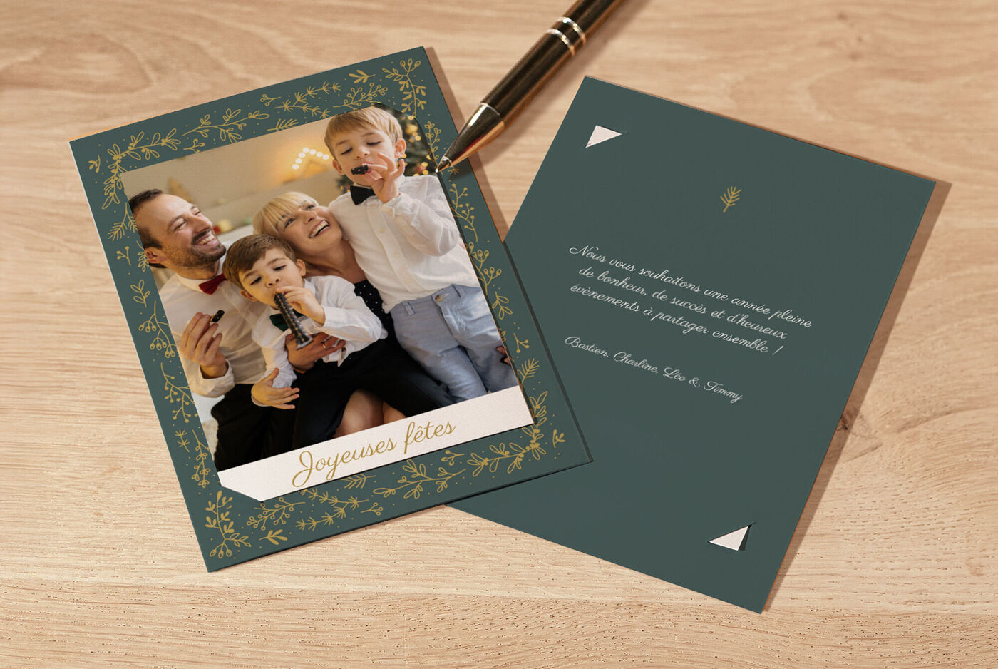 Une carte de vœux festive avec joyeuses fêtes, décorée d’un cadre vert et d’accents dorés. Trois personnes en habits élégants tenant un cadeau.