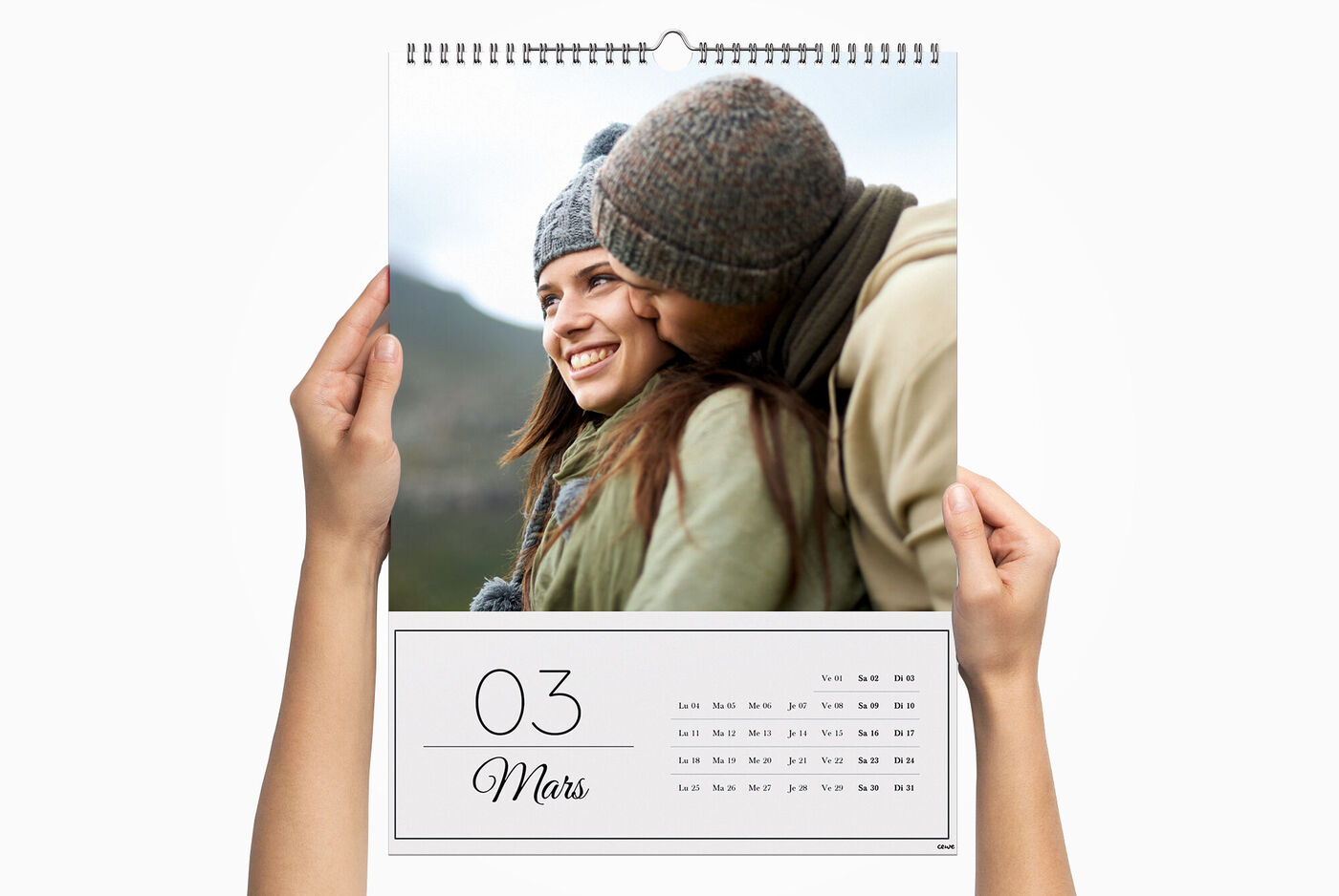 Un couple s'étreint joyeusement tout en tenant un calendrier. Mars est visible.
