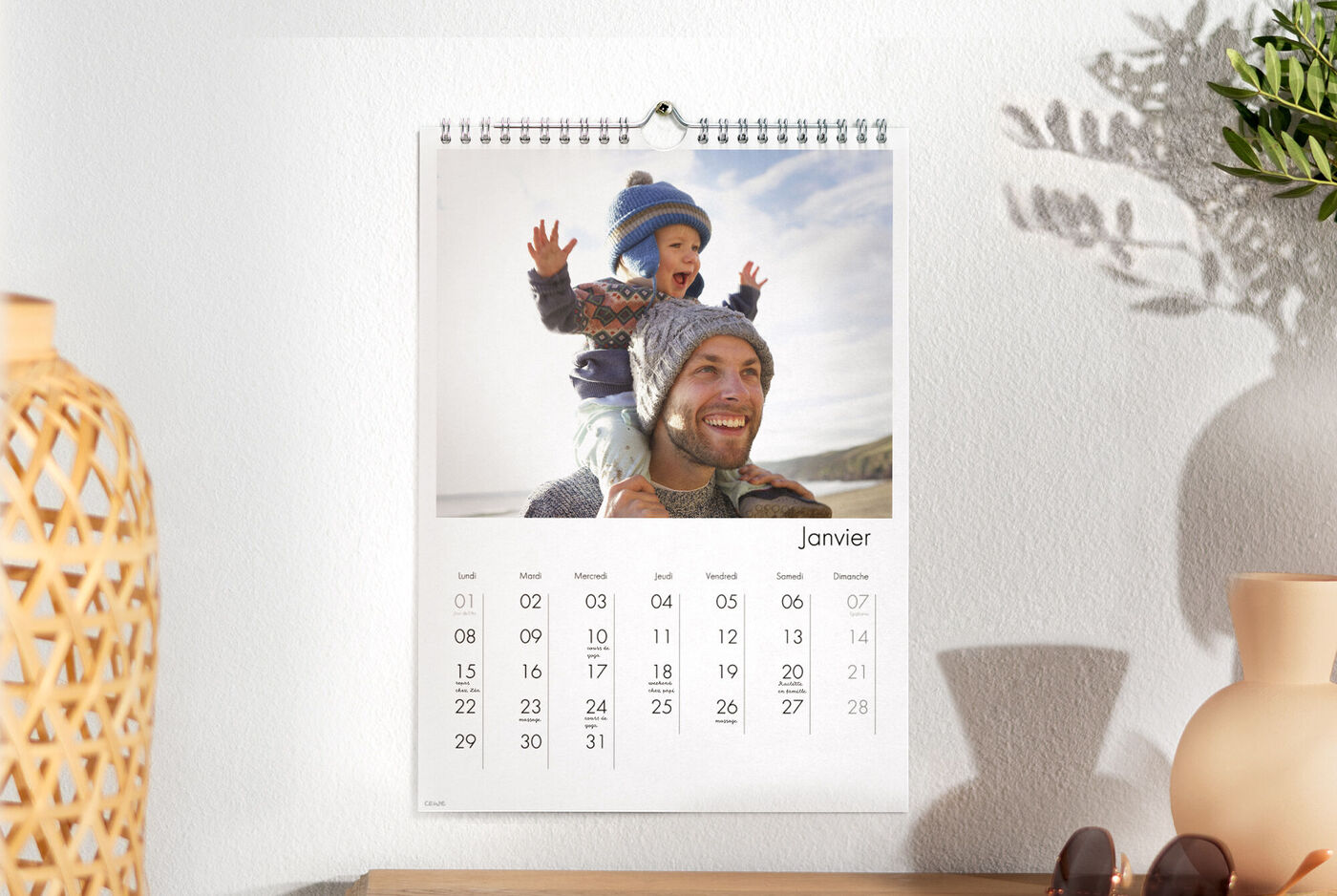 Un calendrier mural montrant un moment joyeux en janvier