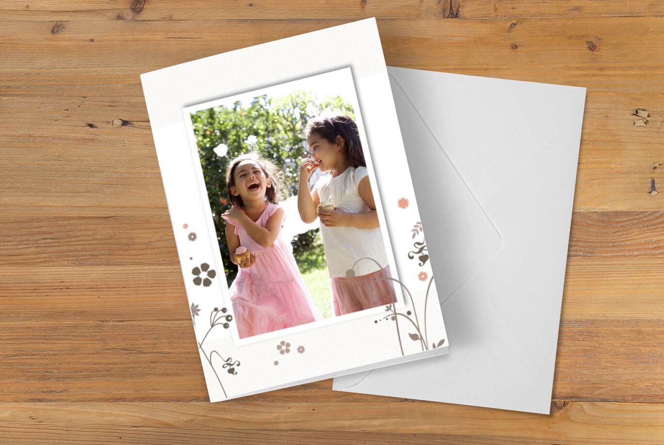 Deux enfants en robes dégustent des glaces sous le soleil devant un fond vert.