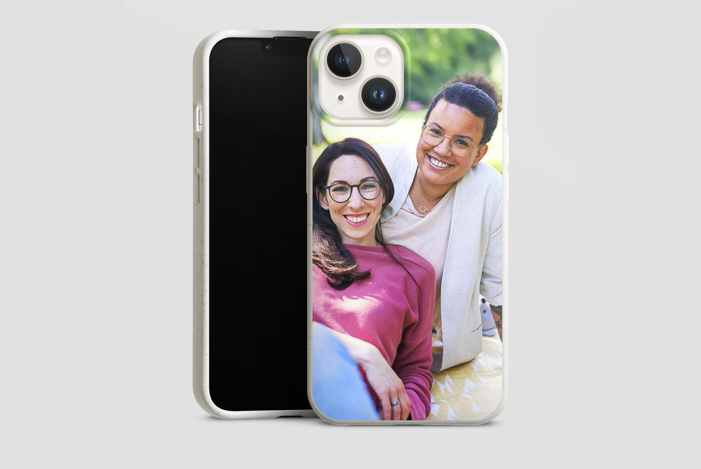 Coque de téléphone avec un couple heureux à l'extérieur.