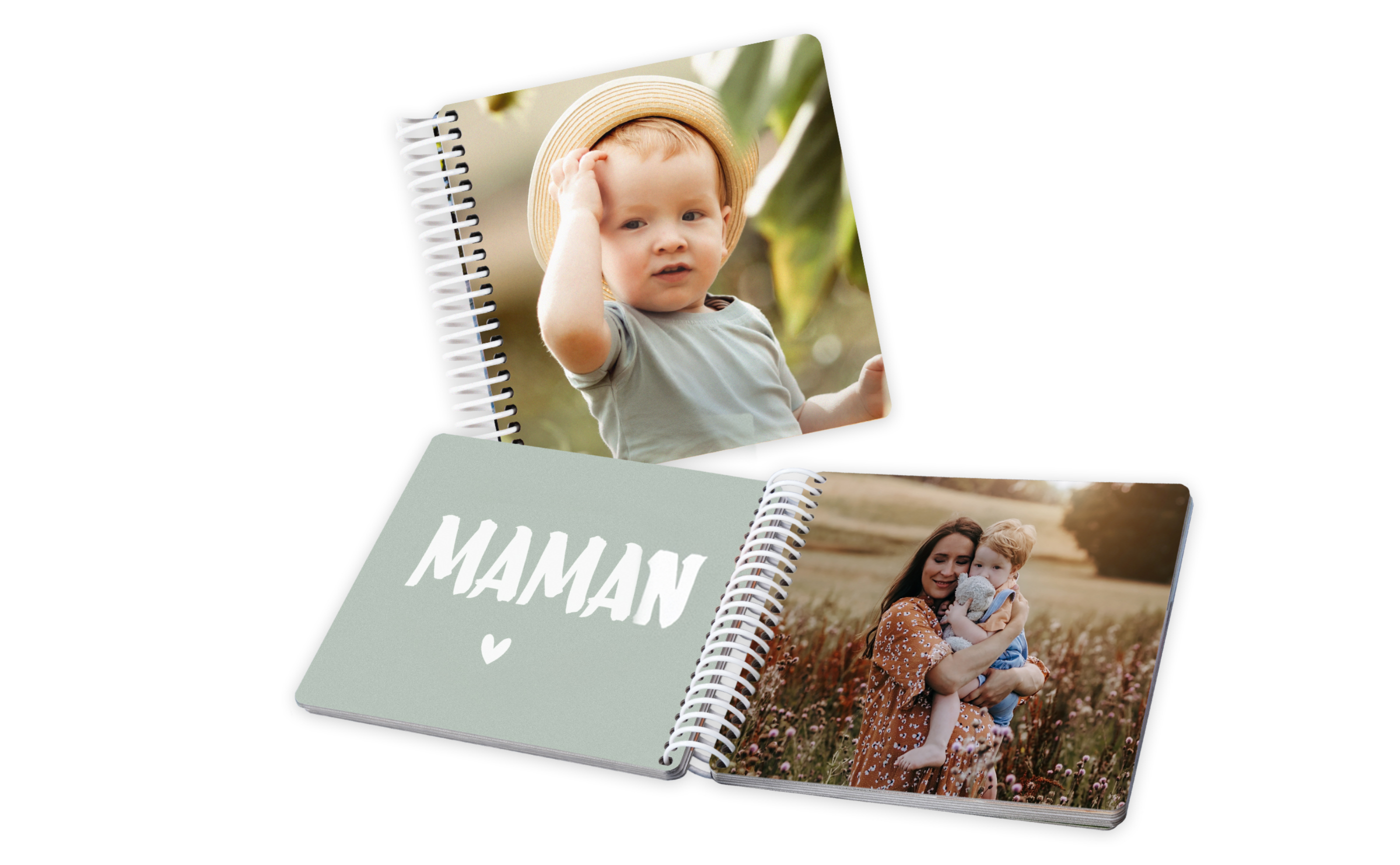 Un album photo CEWE avec une mère et son bébé dans une prairie. La couverture montre un petit garçon avec un chapeau.