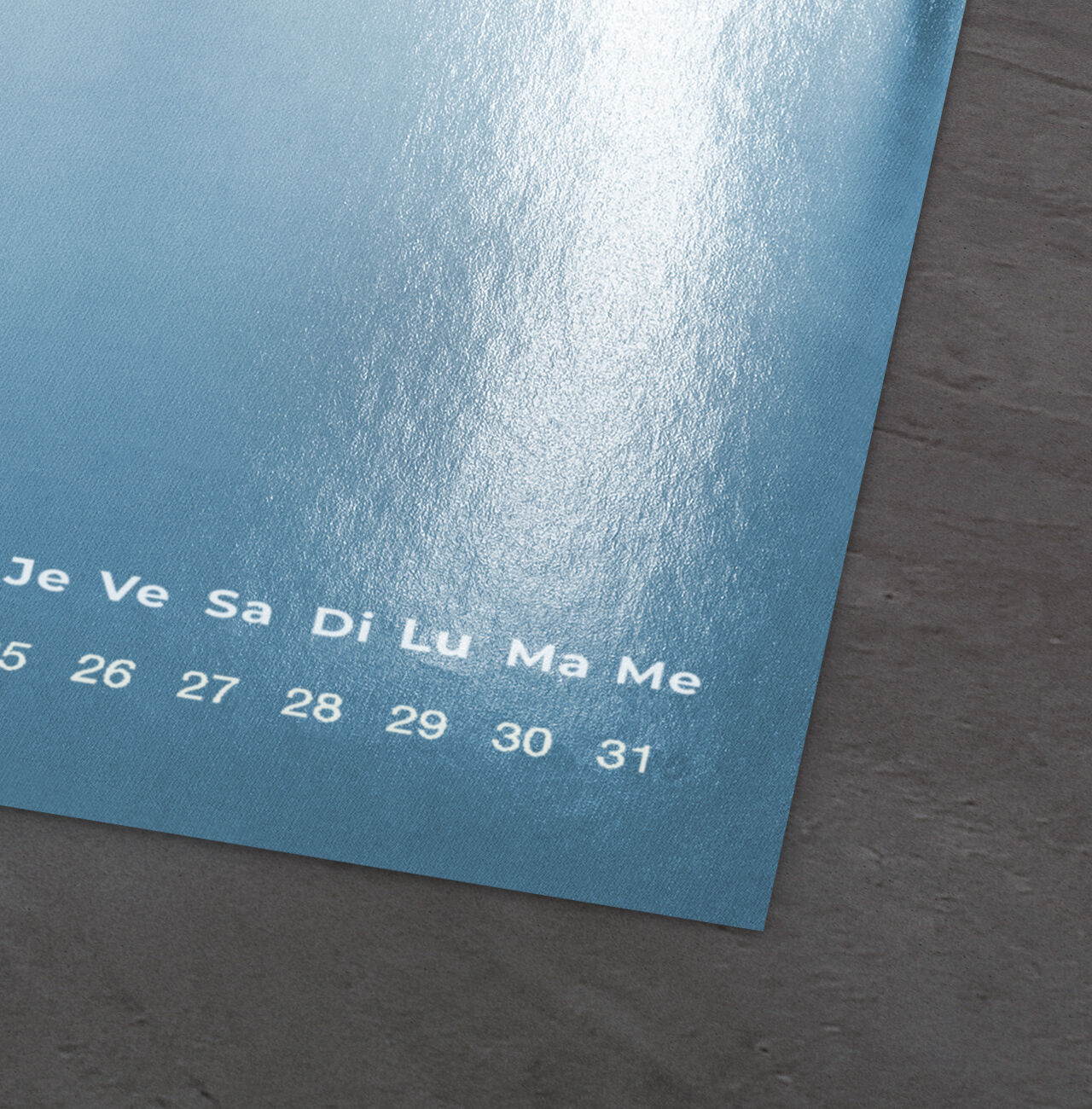 Calendrier photo bleu avec surface claire montrant les nuances et textes des jours.