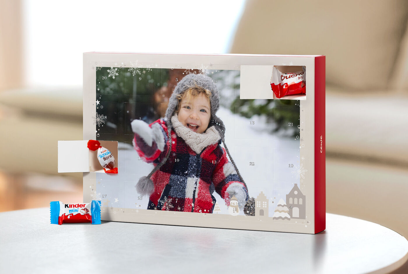Photo d'un enfant sur un calendrier de l'Avent avec chocolats kinder®