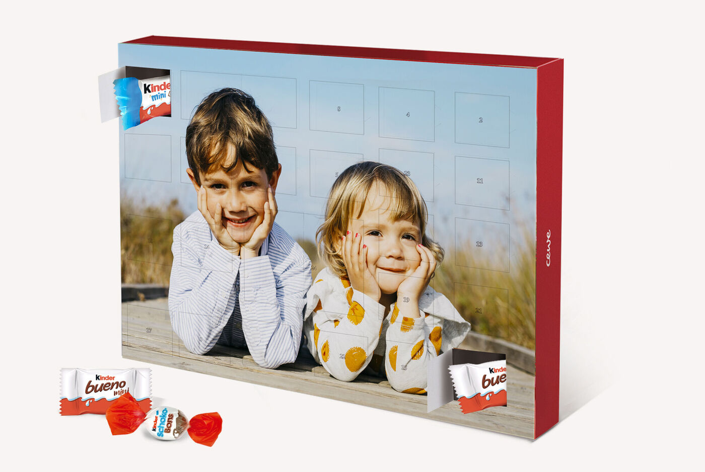 Un calendrier de l'Avent avec deux enfants au premier plan, entourés de friandises