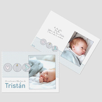 Un design tendre avec un nouveau-né dans une couverture, entouré de symboles chaleureux.