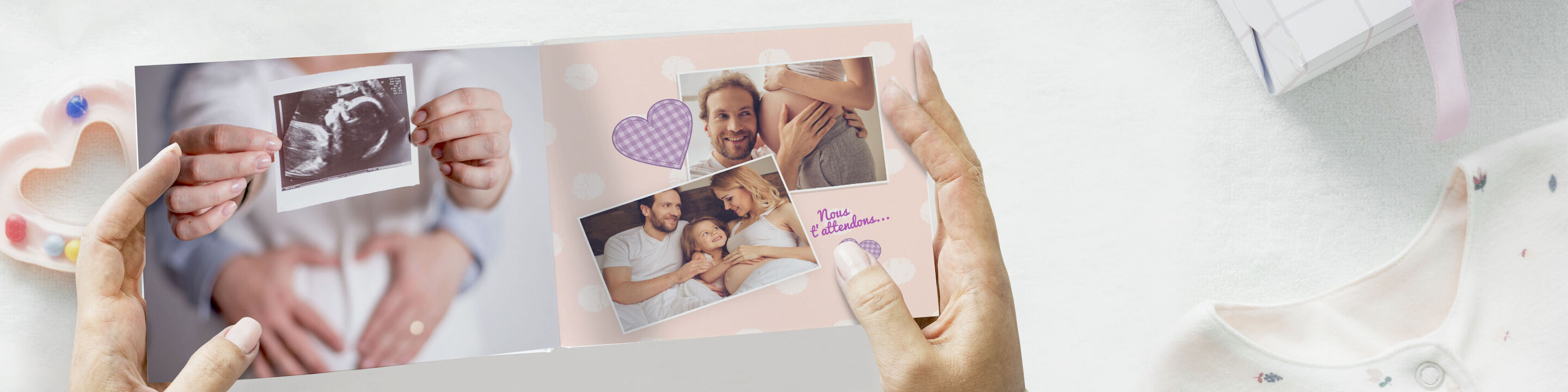 Une image montre l'intérieur d'un album photo rempli de souvenirs. Une main tient une photo d'un bébé.