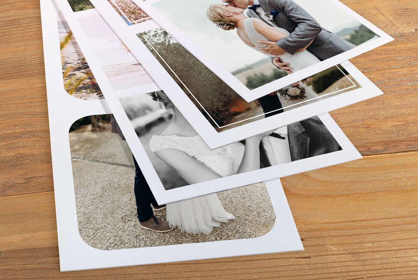 Un assortiment de photos imprimées dans divers formats posées sur une table.