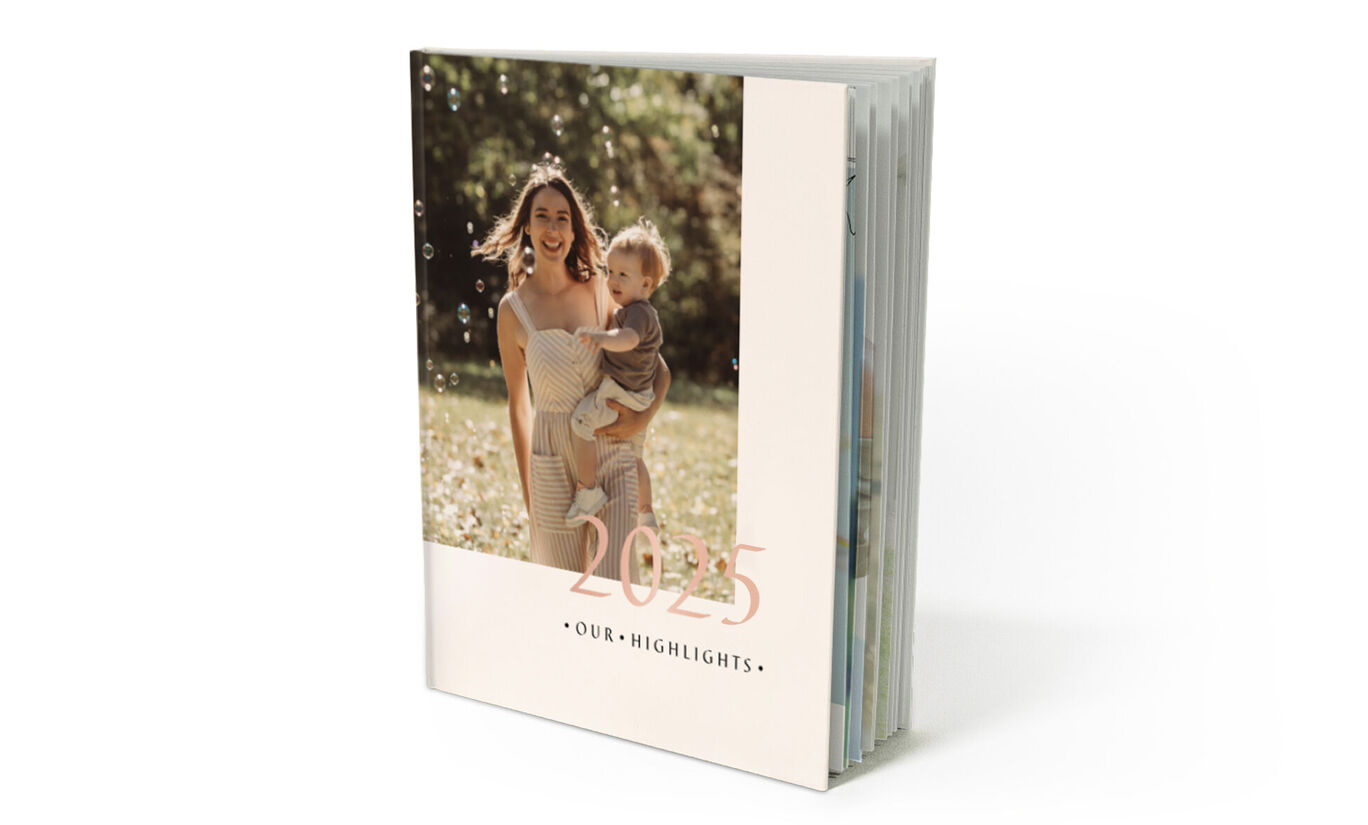 Modèle créatif de livre photo de l'année avec 2025 en relief