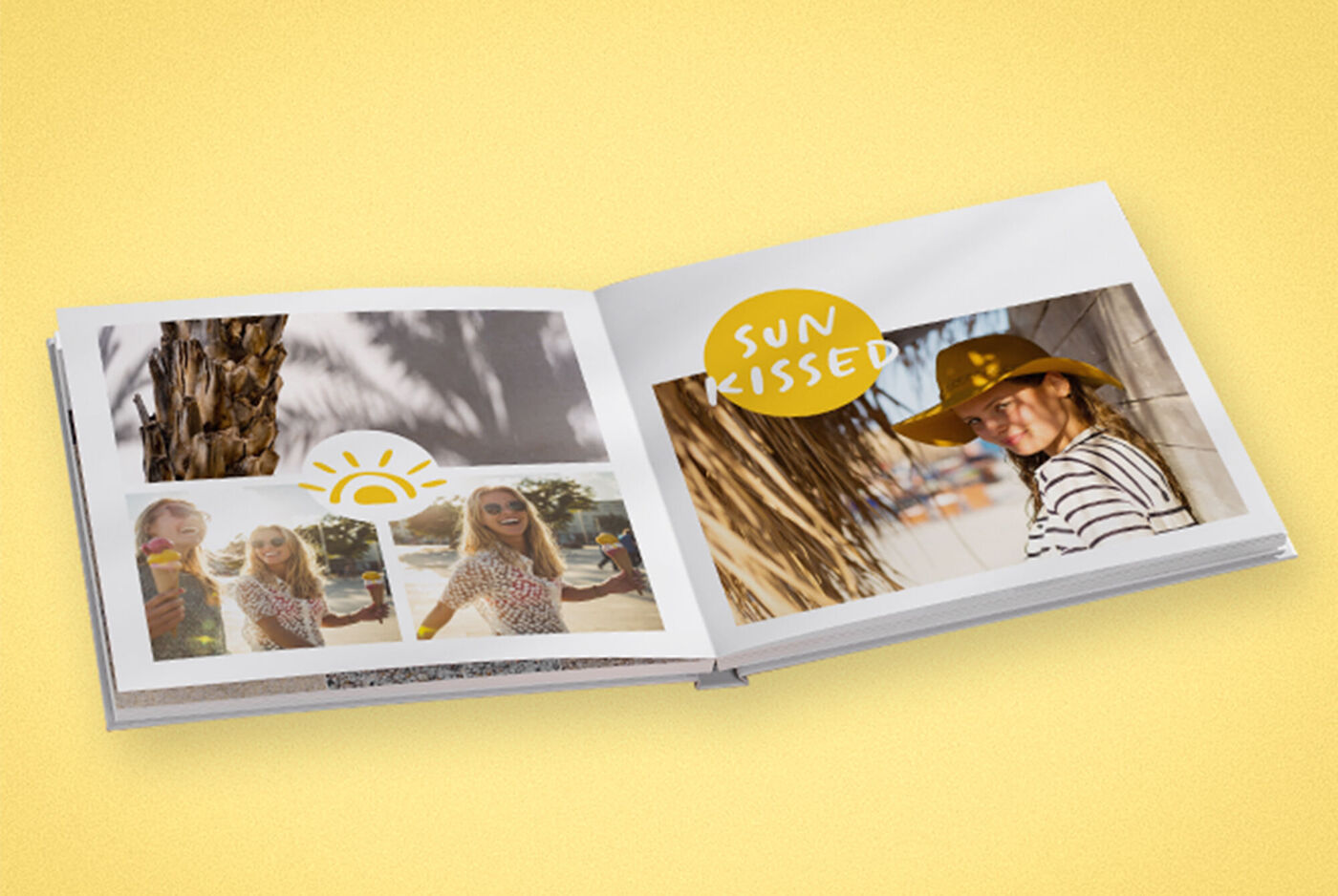 Un album photo ouvert, illustrant des souvenirs de vacances. Pages avec couchers de soleil, plage et titre « SUN KISSED ».