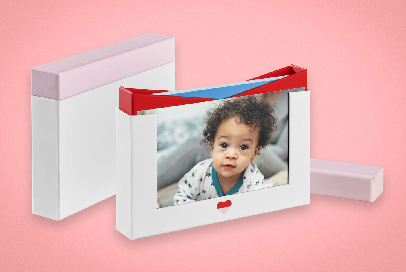 Boîtes photo colorées avec un cliché d'un enfant. Les boîtes ont des couleurs joyeuses.