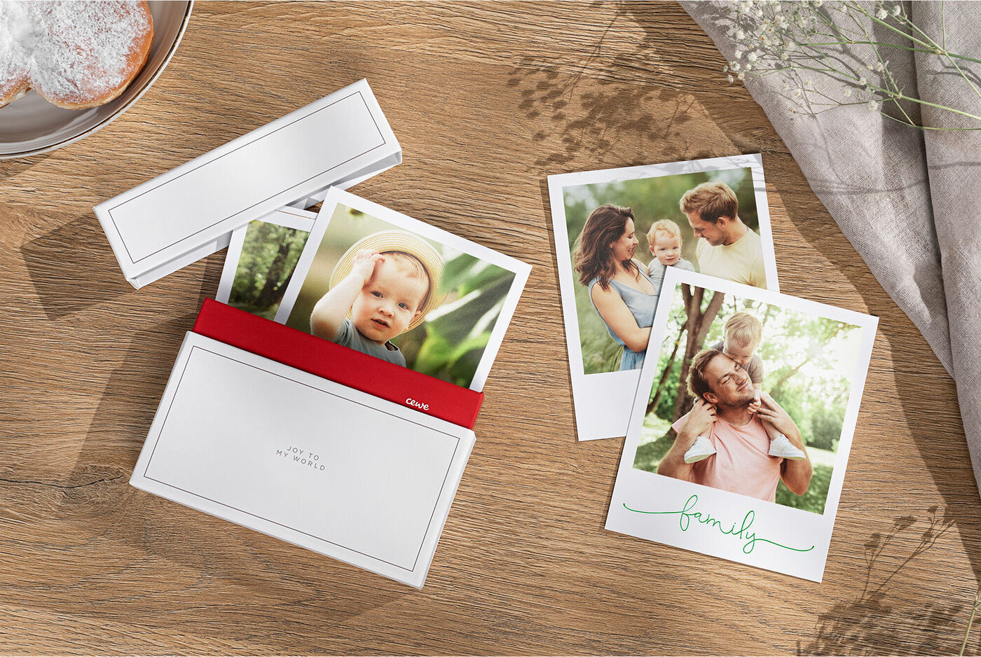 Deux photos personnalisées d'une famille sur du bois avec une carte rouge.