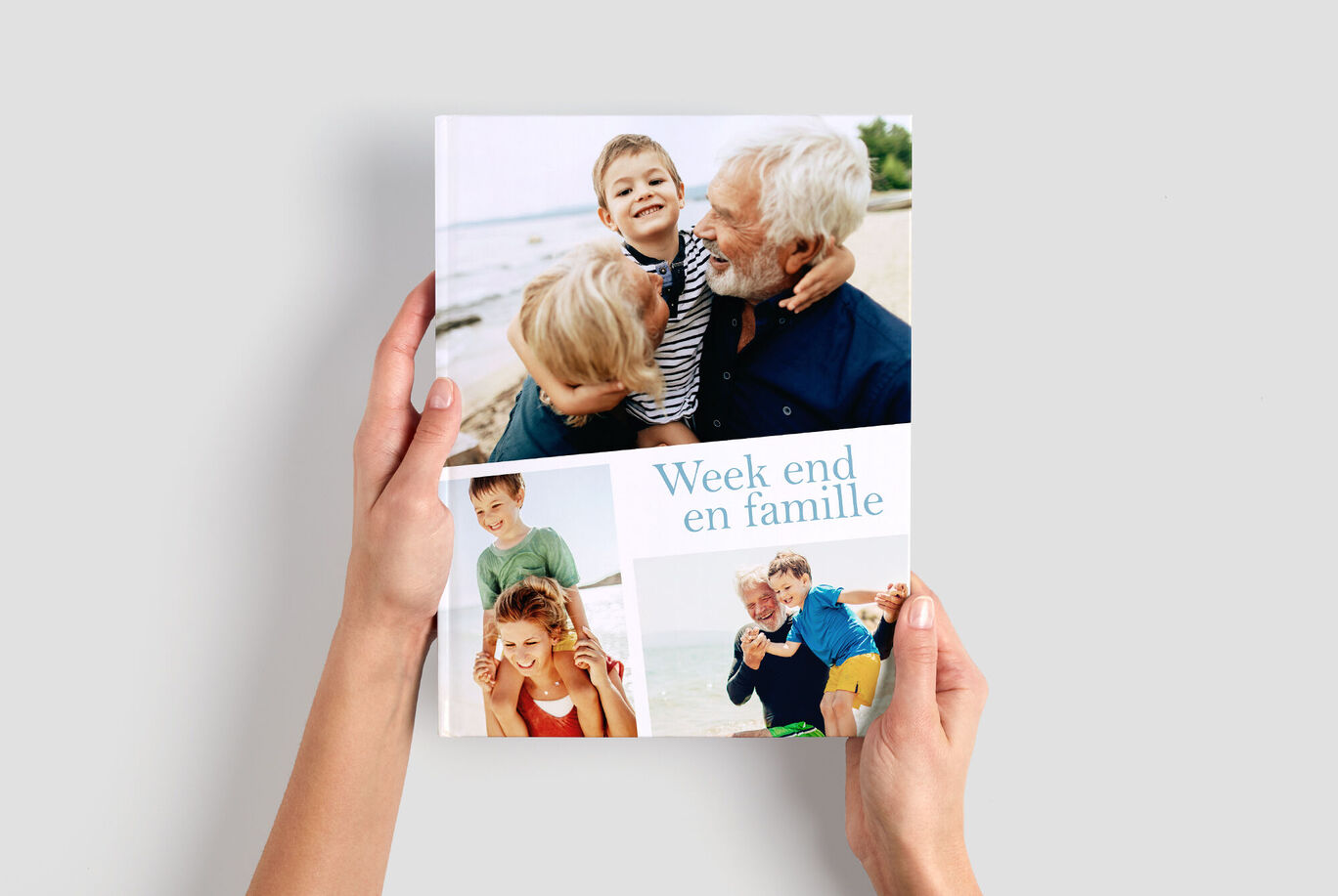 Un livre photo ouvert est tenu par une main. Il montre des photos de famille et la mention 'Week-end en famille'.