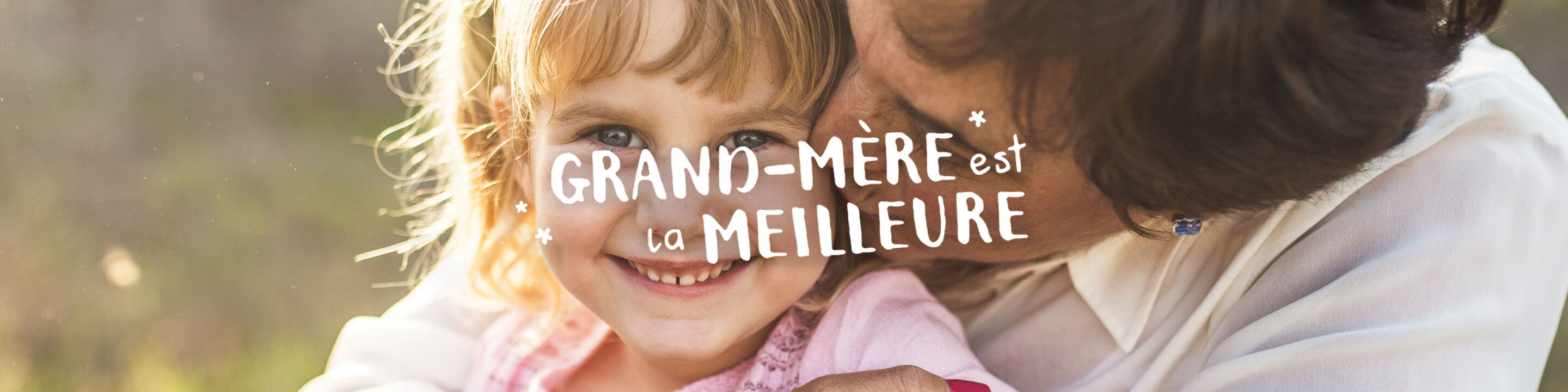 Maman étreint son enfant affectueusement dans la nature.