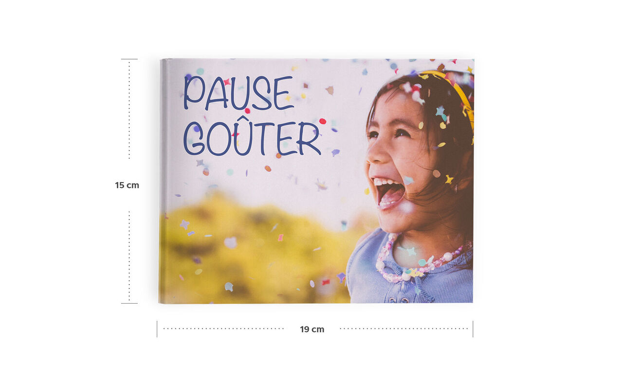 Un album photo CEWE soigneusement conçu avec des confettis colorés et le titre 'Pause Goûter'.