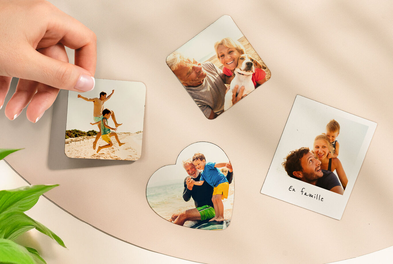 Main tenant des cartes photo avec des moments de plage et des photos de famille