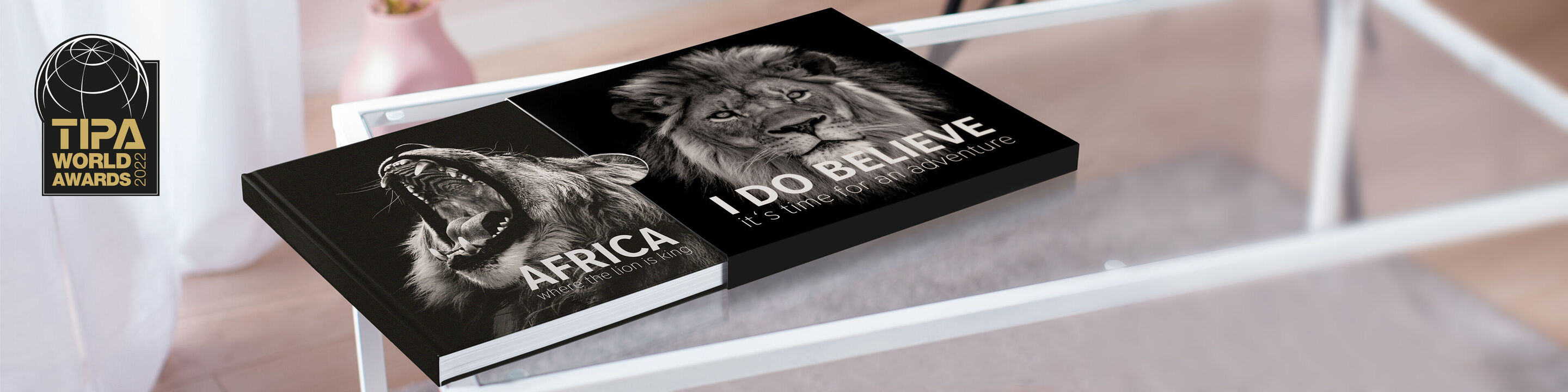 Un livre photo CEWE avec un majestueux lion en couverture, intitulé "Afrique Je crois vraiment".