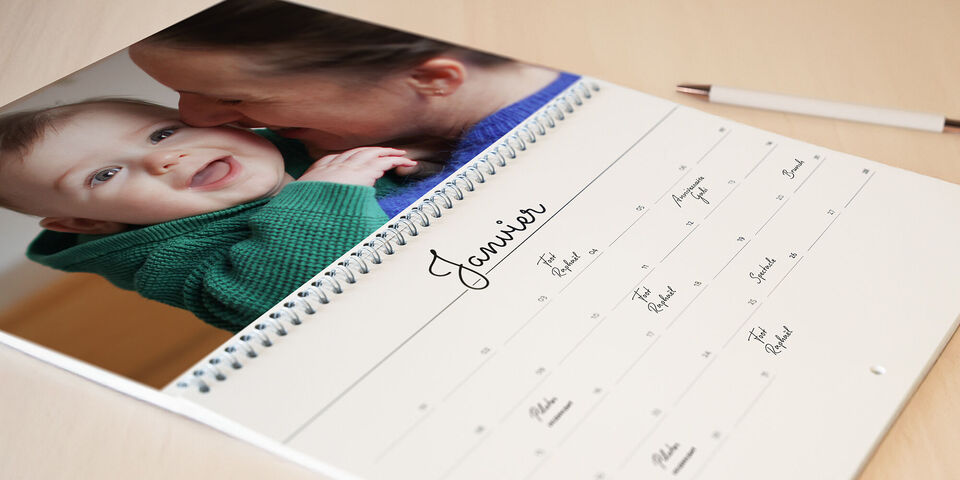 Un moment tendre entre une mère et son bébé avec un calendrier de janvier