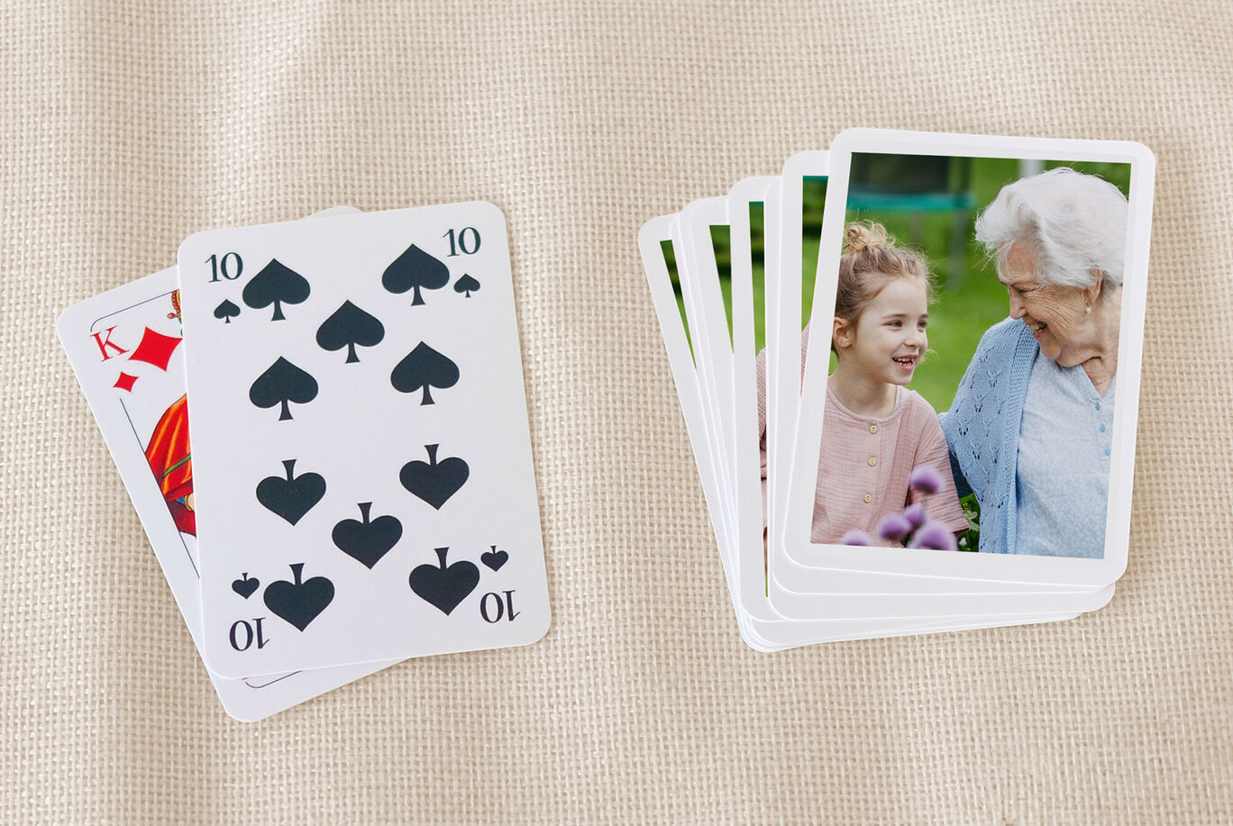 Cartes à jouer et une pile de photos souvenirs