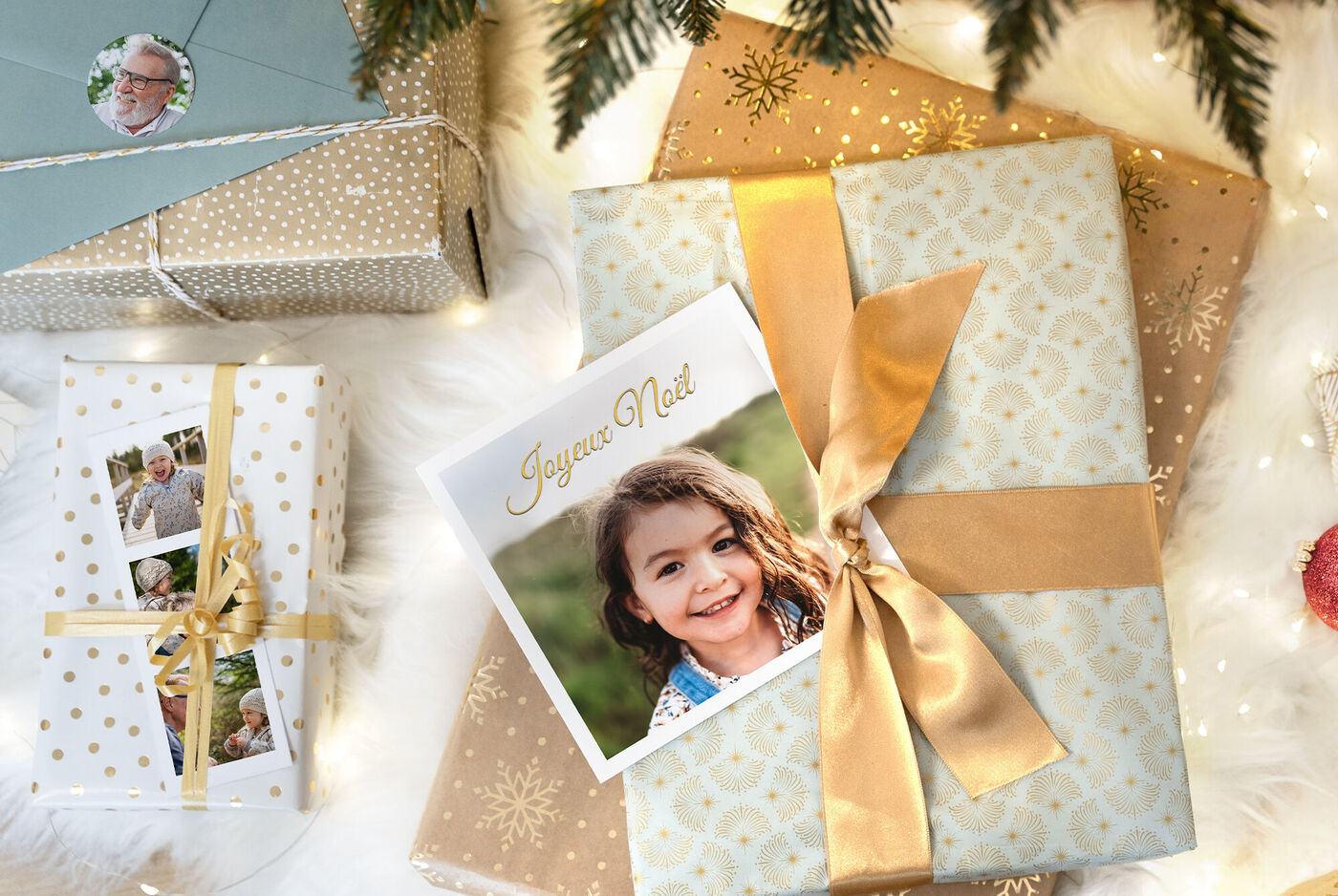 Des cadeaux de Noel emballés avec rubans et photo