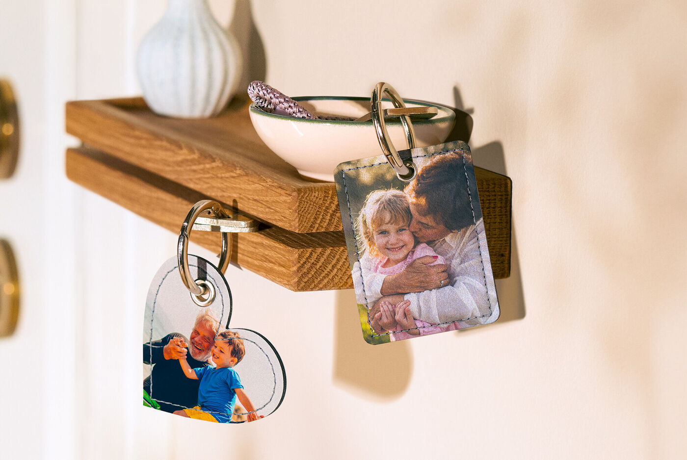 Deux porte-clés conçus avec soin, avec des photos personnelles.