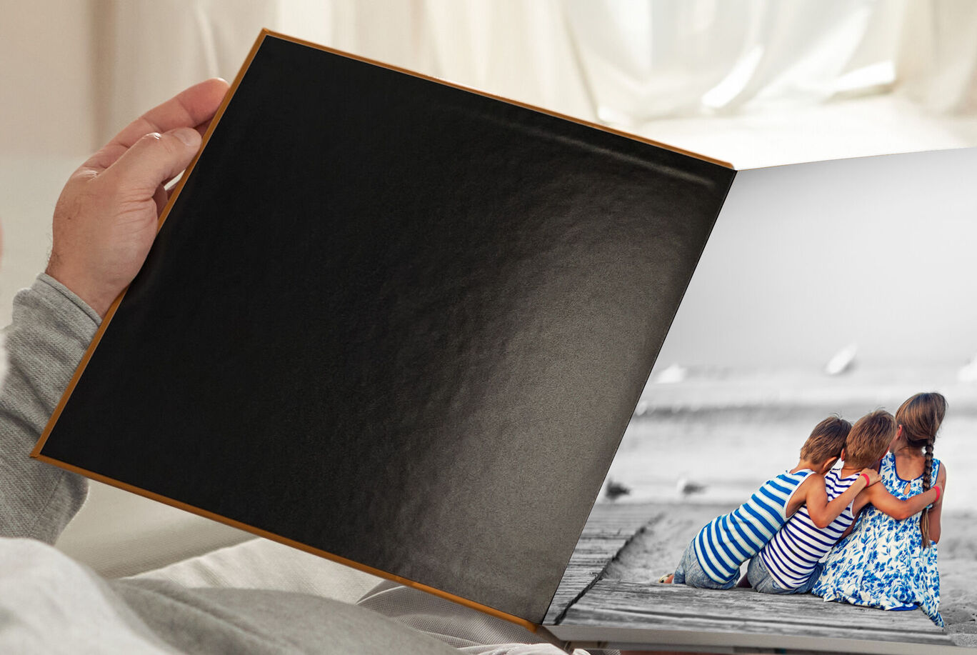Trois enfants sur un ponton regardant au loin. Arrière-plan en noir et blanc, enfants en couleur.