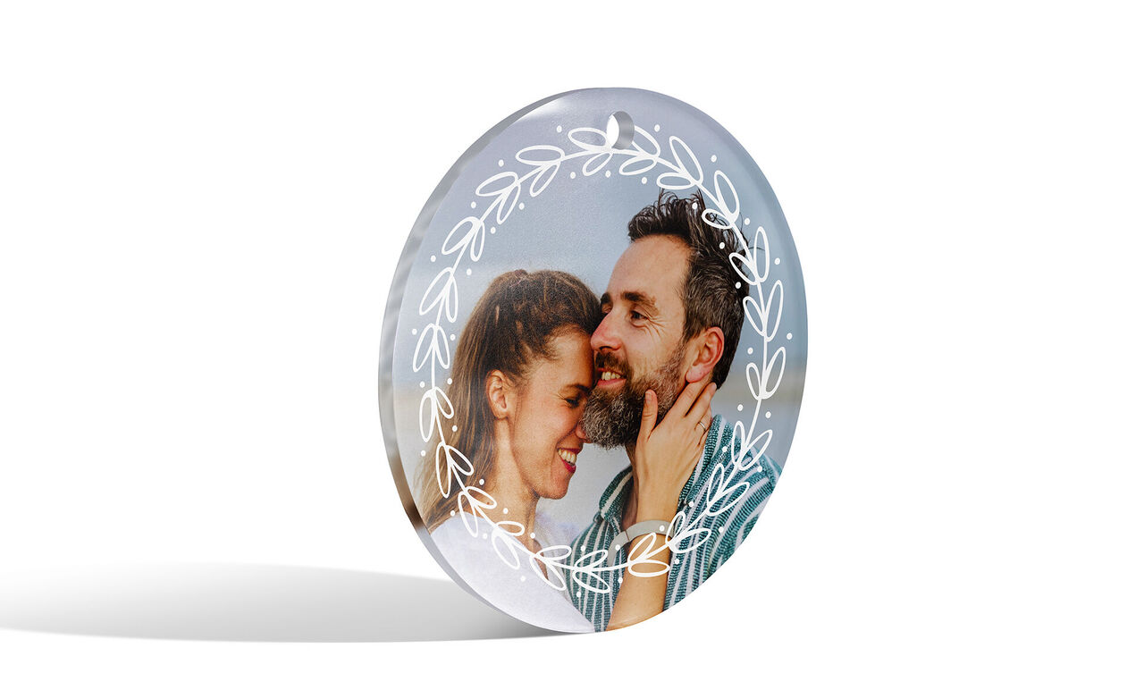 Une plaque décorative personnalisée avec une image romantique et des motifs floraux.