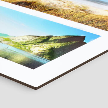 Magnifique tableau d'un paysage avec des montagnes et un ruisseau clair