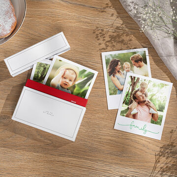 Cartes de vœux créatives sur un fond en bois avec des photos de moments familiaux