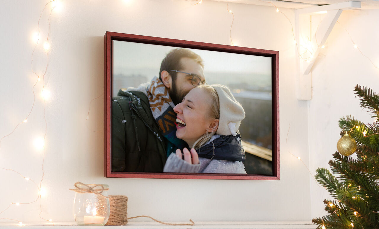 Un couple romantique pose devant un joli décor, entouré de lumières créant une atmosphère chaleureuse