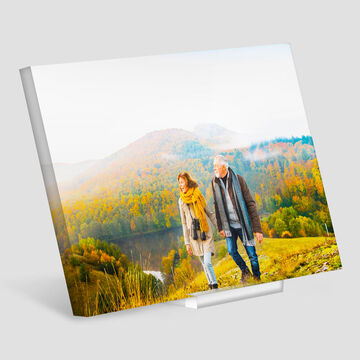 Un couple profite d'une belle promenade dans des paysages d'automne colorés avec des montagnes en arrière-plan.