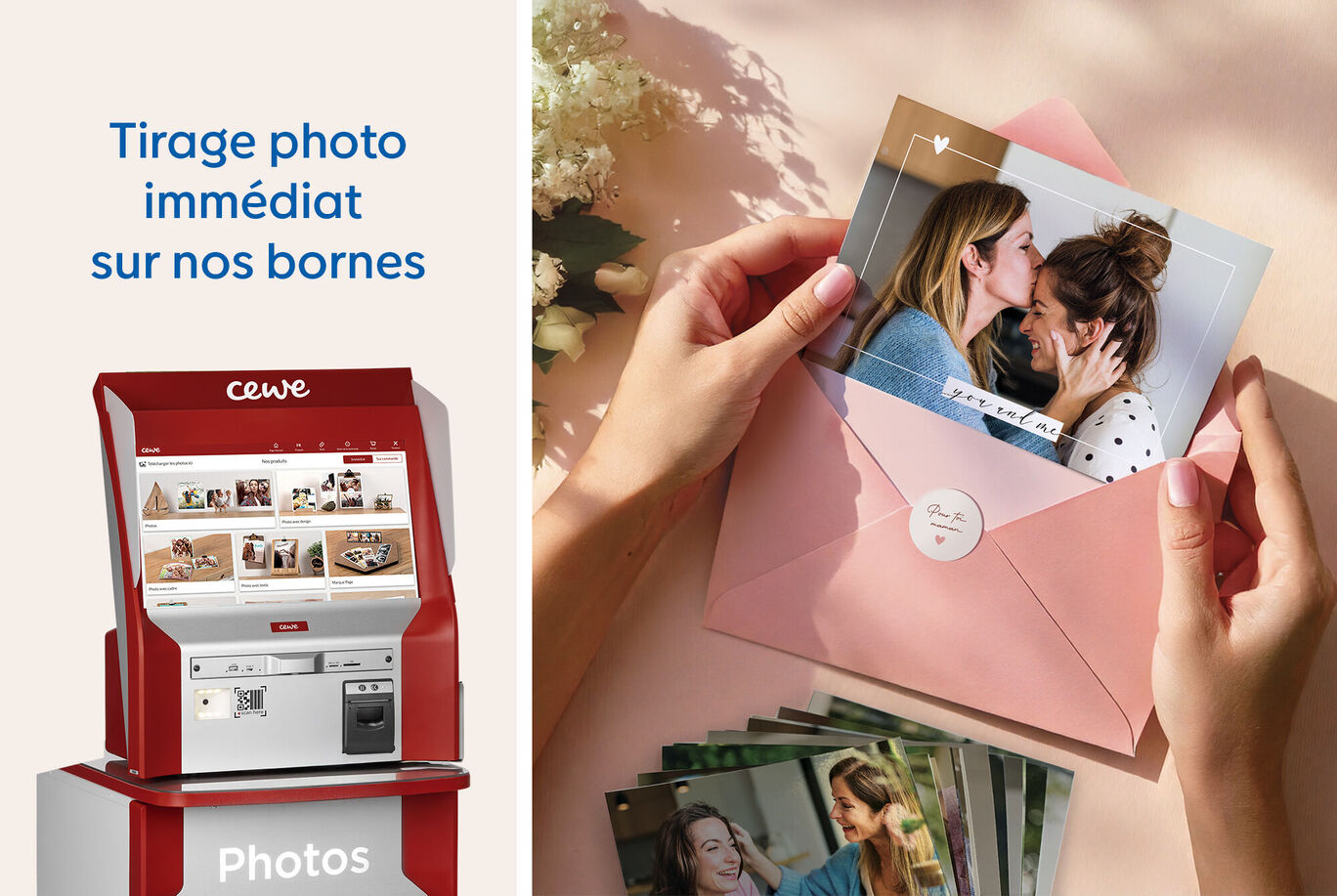 Deux personnes tiennent une photo dans une enveloppe rose, souriant devant une borne photo CEWE