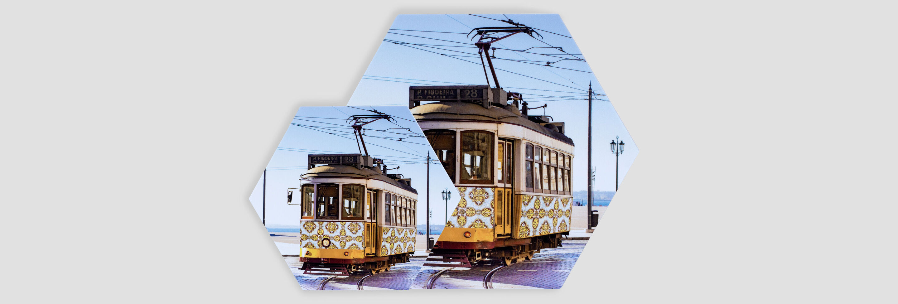 Tram colorée au design nostalgique sur des rails