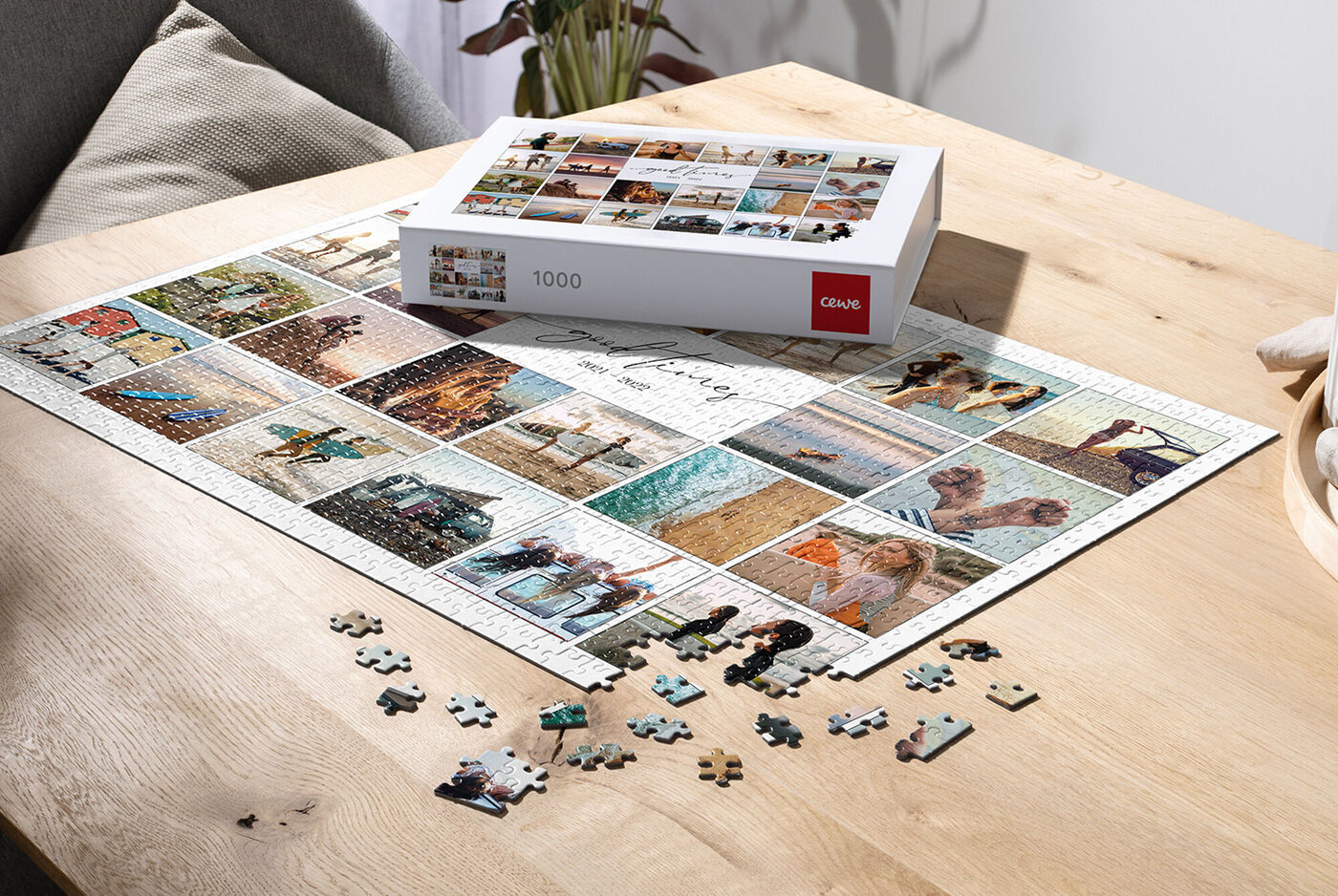 Puzzle sur une table avec des photos, boîte de puzzle CEWE en arrière-plan