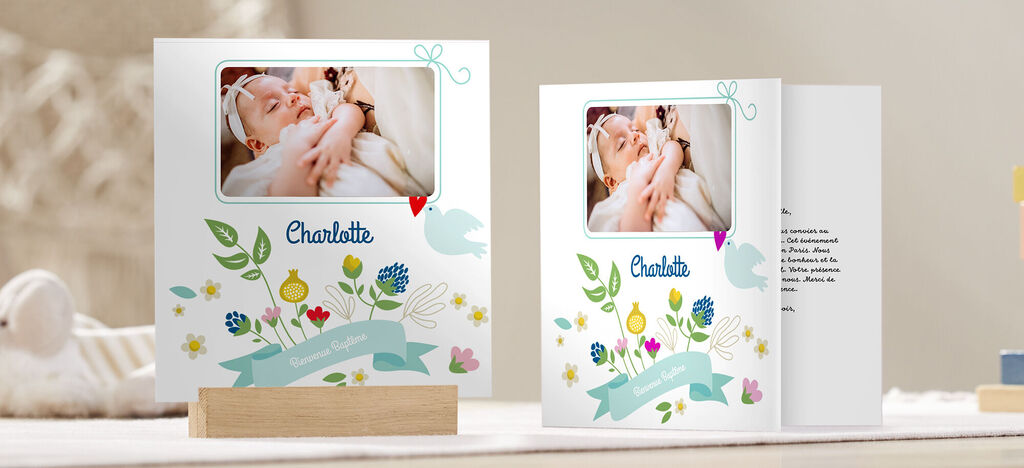 Belle carte de vœux avec l'image d'un bébé dormant et des motifs de fleurs colorées, idéale pour des moments heureux