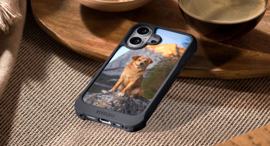 Coque renforcée personnalisée avec un chien en randonnée