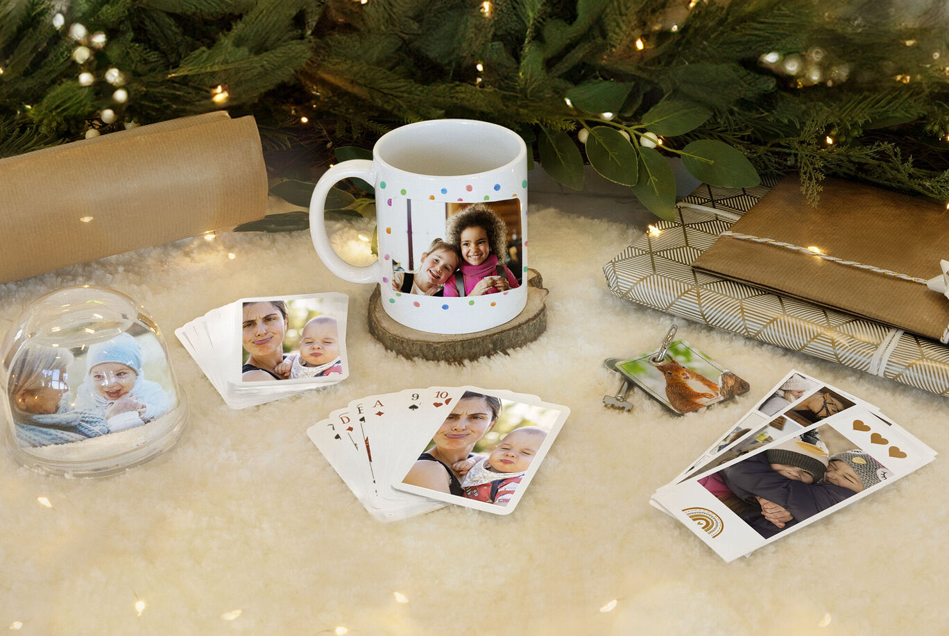 Cadeaux photo personnalisés sur une table, dont une tasse et des cartes