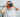 Un jeune enfant prend des photos avec un appareil coloré.