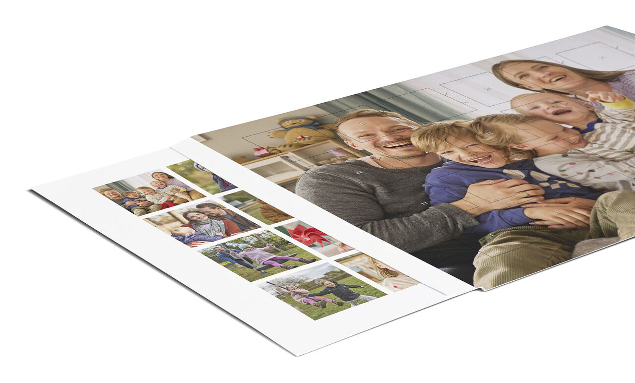 Une photo de famille souriante dans l'album photo CEWE montrant des moments heureux
