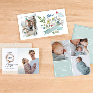 Cartes de vœux invitantes de différents designs sur une table en bois.