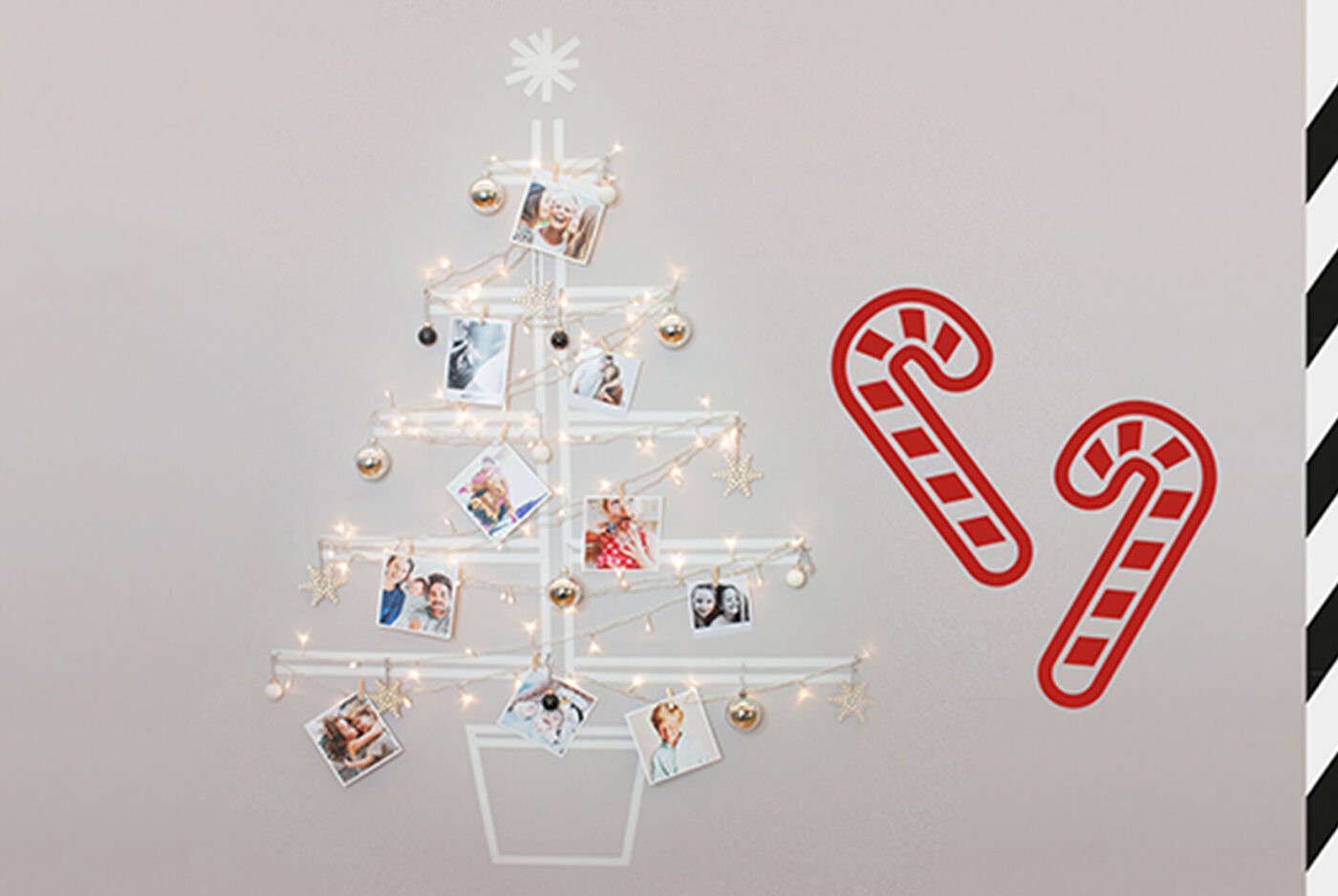 Un sapin de Noël créatif avec lumières et photos, entouré de cannes à sucre rouges