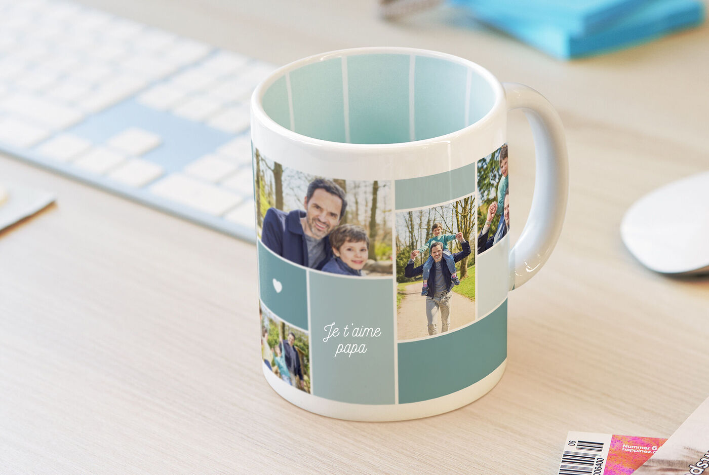 Tasse personnalisée avec photos et messages d'amour sur un bureau.