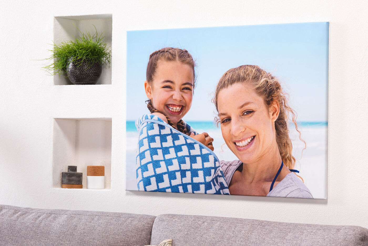 Un coucher de soleil sur la plage avec une famille heureuse.