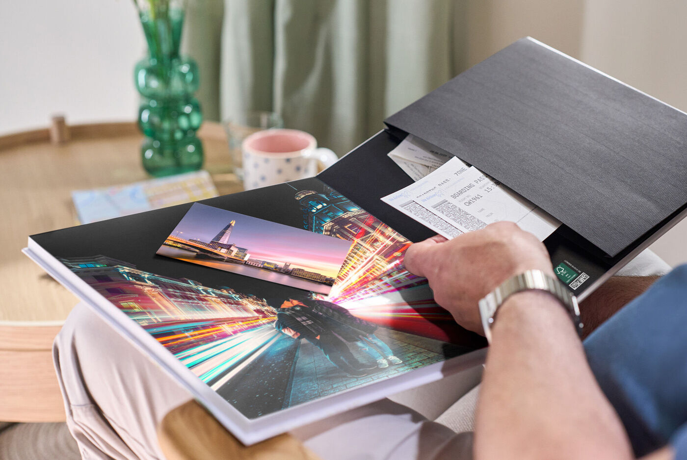 Pochette souvenirs intégrée à la fin d’un livre photo pour ranger tirages photo et petits souvenirs