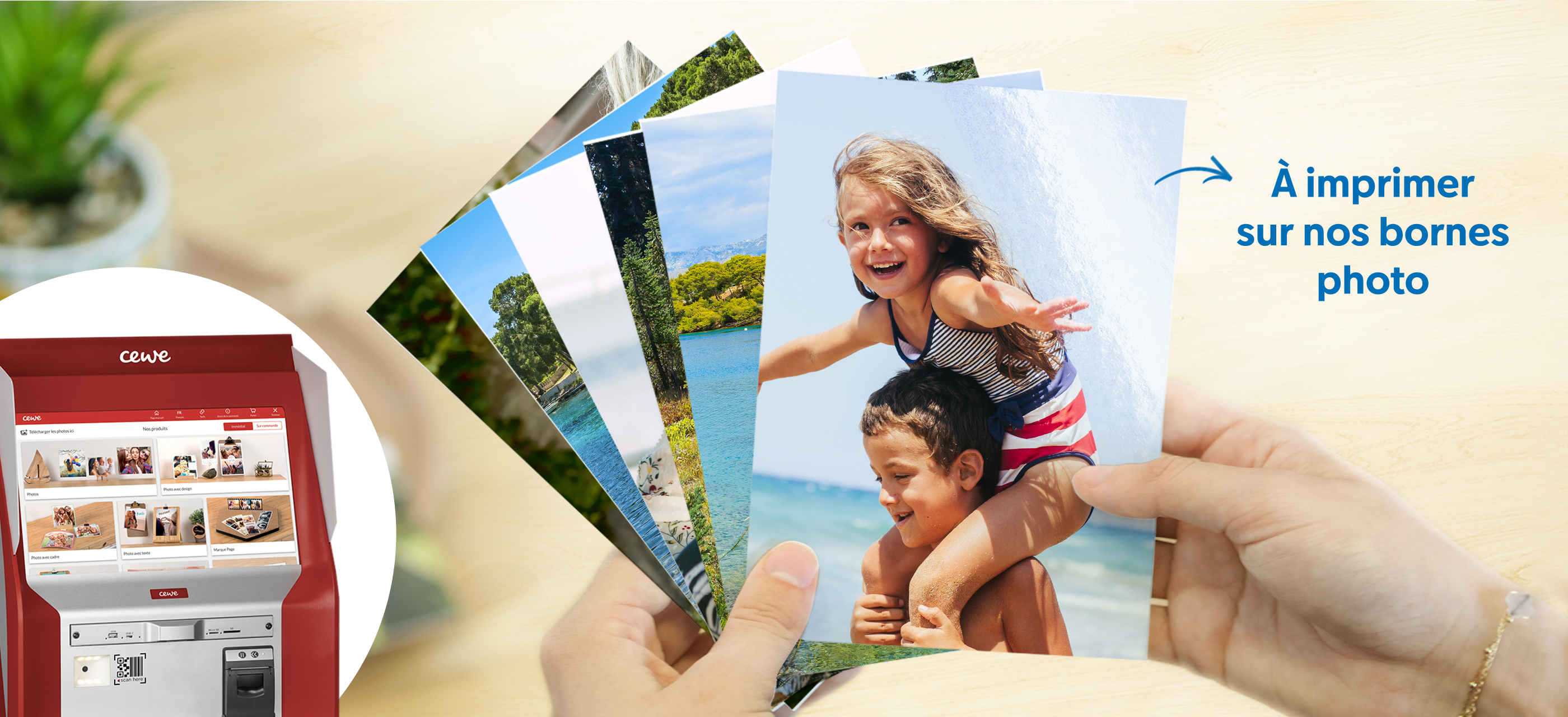 Visuel composé d'une borne photo CEWE ainsi que plusieurs tirages photo et de la mention "à imprimer sur nos bornes" ainsi que 2 pastilles a