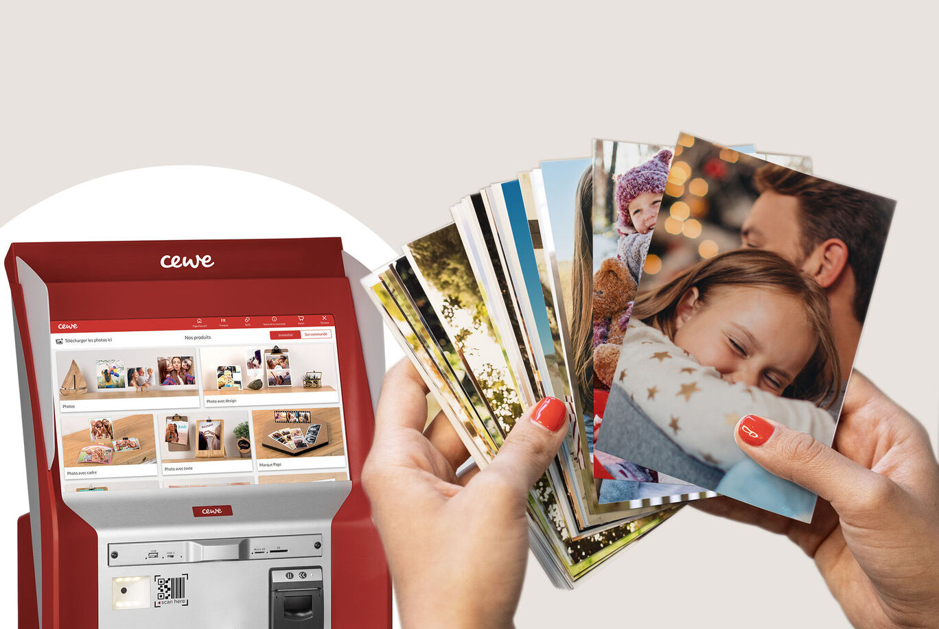Une personne tient plusieurs photos. Un kiosque photo CEWE se trouve en arrière-plan avec de nombreuses options de conception.