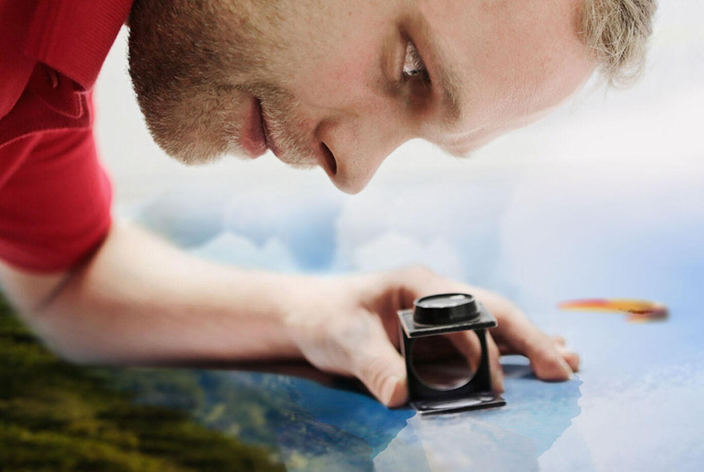 Un photographe travaillant soigneusement sur une image pour la composer